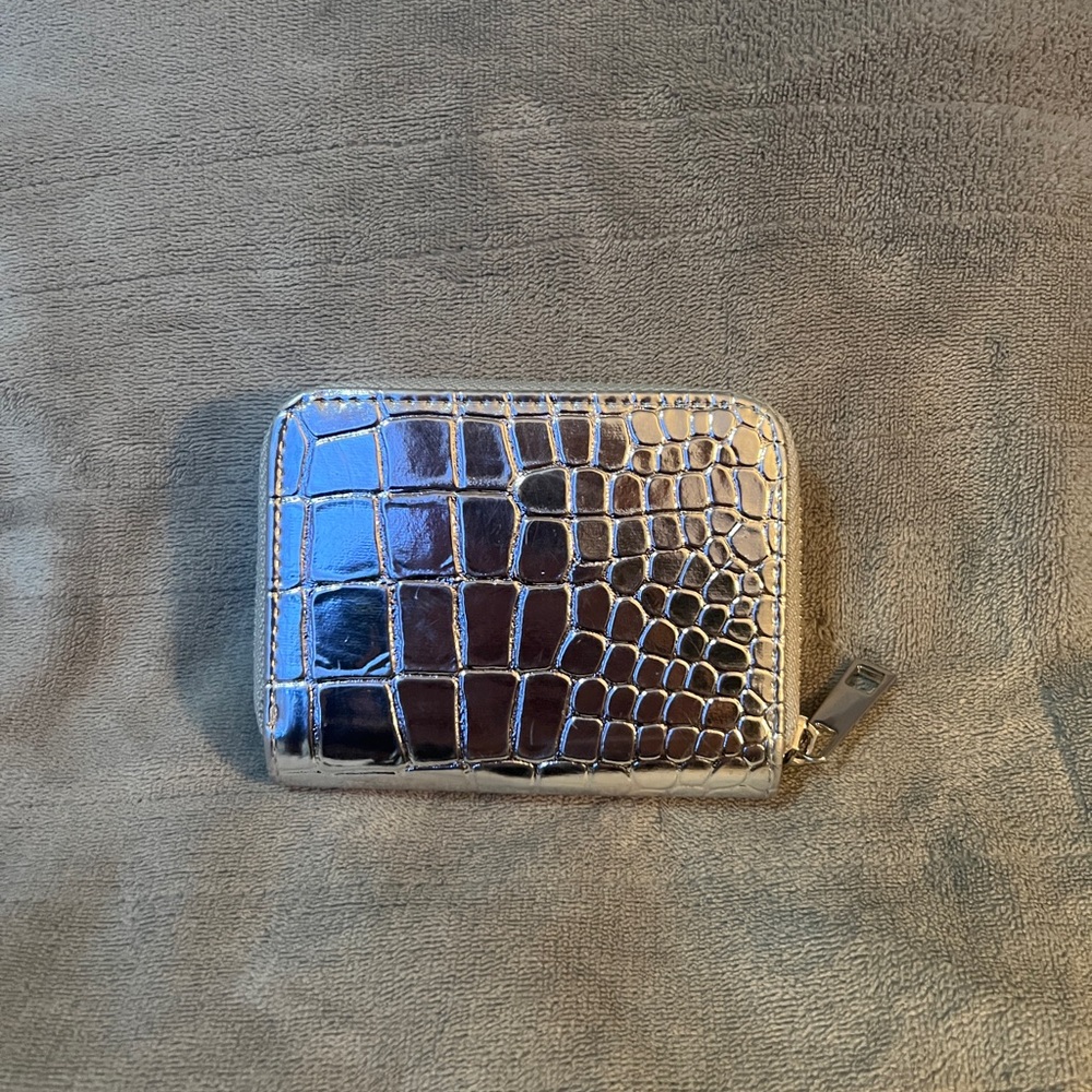 Small zippy wallet in silver metallic faux croc